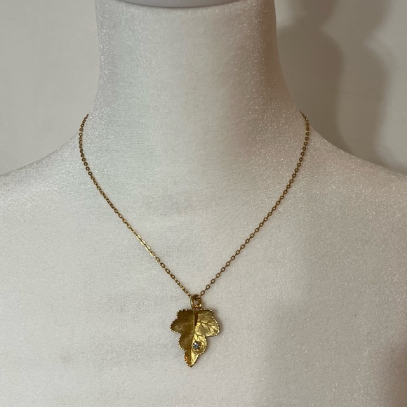 VTG Avon Gold Tone Textured Leaf Faceted Clear Rhinestone Pendant Necklace 16” - Picture 1 of 4